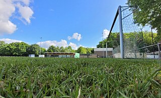 Der Sportplatz der SG Bustedt ist frisch gemähnt und bereit für den Endspurt der Fußball-Saison. - Florian Weyand Der Sportplatz der SG Bustedt ist frisch gemähnt und bereit für den Endspurt der Fußball-Saison. - Florian Weyand