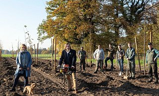 Brigitte Büscher von der Bürgerstiftung und Bürgermeister Norbert Morkes mit dem Gärtnerteam Schreiber. - Stadt Gütersloh Brigitte Büscher von der Bürgerstiftung und Bürgermeister Norbert Morkes mit dem Gärtnerteam Schreiber. - Stadt Gütersloh
