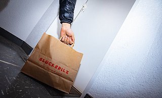 Die Tüte vor der Tür platzieren und Tschüss - das wäre die kontaktlose Variante. - Mike-Dennis Müller Die Tüte vor der Tür platzieren und Tschüss - das wäre die kontaktlose Variante. - Mike-Dennis Müller