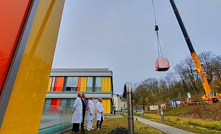 9.20 Uhr: Ein Schwerlastkran lässt das 7,3-Tonnen-MRT ins Kinderzentrum in Bethel einschweben. - Kurt Ehmke 9.20 Uhr: Ein Schwerlastkran lässt das 7,3-Tonnen-MRT ins Kinderzentrum in Bethel einschweben. - Kurt Ehmke