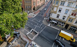 Typisch Bielefeld: Detailliert markiert an der Herforder Straße/Stresemannstraße, mit Fußgänger- und Fahrradfurten - und dann Baustellen. - Andreas Zobe Typisch Bielefeld: Detailliert markiert an der Herforder Straße/Stresemannstraße, mit Fußgänger- und Fahrradfurten - und dann Baustellen. - Andreas Zobe
