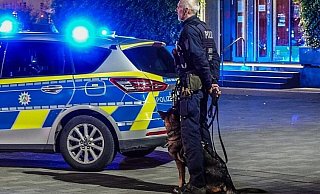 Die beiden zunächst flüchtigen Täter wurden am Kesselbrink festgenommen. Der Polizeihund sucht nach der Tatwaffe. - Paul Brinkmann Die beiden zunächst flüchtigen Täter wurden am Kesselbrink festgenommen. Der Polizeihund sucht nach der Tatwaffe. - Paul Brinkmann