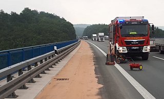 Gut 72 Sack Ölbindemittel mussten auf der Autobahn 44 eingesetzt werden, um eine Ölspur beseitigen zu können. - Feuerwehr Warburg Gut 72 Sack Ölbindemittel mussten auf der Autobahn 44 eingesetzt werden, um eine Ölspur beseitigen zu können. - Feuerwehr Warburg