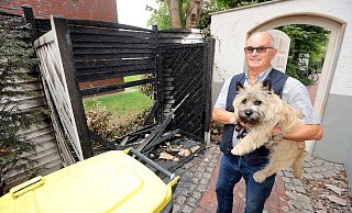 Herrchen Günter Götsch steht mit seinem vierbeinigen „Feuermelder" neben dem Tatort. - Wolfgang Rudolf Herrchen Günter Götsch steht mit seinem vierbeinigen „Feuermelder" neben dem Tatort. - Wolfgang Rudolf