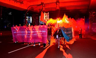 Aus Wut über die Wahlergebnisse der Rechten zündeten die Demoteilnehmer Bengalische Feuer und einen Rauchtopf. Es sieht zwar spektakulär aus, stellt aber einen Verstoß gegen das Sprengstoffgesetz dar. - Antinationale Linke Aus Wut über die Wahlergebnisse der Rechten zündeten die Demoteilnehmer Bengalische Feuer und einen Rauchtopf. Es sieht zwar spektakulär aus, stellt aber einen Verstoß gegen das Sprengstoffgesetz dar. - Antinationale Linke