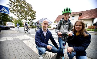 Als Eltern machen sich Tommy und Juliane Piemonte Sorgen, dass ihr Sohn Matteo (8) oder andere Schulkinder am Zebrastreifen in der Goerdelerstraße verunglücken könnten. - Rajkumar Mukherjee Als Eltern machen sich Tommy und Juliane Piemonte Sorgen, dass ihr Sohn Matteo (8) oder andere Schulkinder am Zebrastreifen in der Goerdelerstraße verunglücken könnten. - Rajkumar Mukherjee