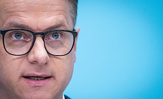 CDU-Generalsekretär Carsten Linnemann nimmt bei einem Auftritt in OWL Kanzler Merz für jüngste Aussagen in Schutz. - imago/Chris Emil Janßen CDU-Generalsekretär Carsten Linnemann nimmt bei einem Auftritt in OWL Kanzler Merz für jüngste Aussagen in Schutz. - imago/Chris Emil Janßen