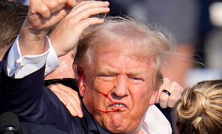 Donald Trump ballt die Hand zur Faust, kurz nachdem auf ihn geschossen wurde. T-Shirts mit Fotos von diesem Moment wurden schnell von chinesischen Online-Händlern angeboten. - Gene J. Puskar/AP/dpa Donald Trump ballt die Hand zur Faust, kurz nachdem auf ihn geschossen wurde. T-Shirts mit Fotos von diesem Moment wurden schnell von chinesischen Online-Händlern angeboten. - Gene J. Puskar/AP/dpa