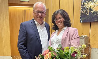 Nach ihrer Wahl im September beglückwünschte Oberbürgermeister Pit Clausen Bielefelds neue Planungsdezernentin Claudia Koch. - Stefan Gerold Nach ihrer Wahl im September beglückwünschte Oberbürgermeister Pit Clausen Bielefelds neue Planungsdezernentin Claudia Koch. - Stefan Gerold
