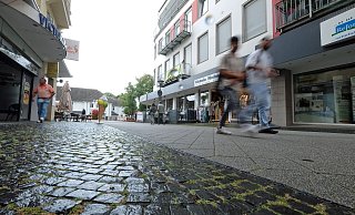 Die untere Klosterstraße soll ein neues Pflaster erhalten. Auf dem Flanierbereich an der linken Seite wird es künftig hell, die restliche Fläche erhält antrazitfarbene Platten und Bänke. - Thorsten Gödecker Die untere Klosterstraße soll ein neues Pflaster erhalten. Auf dem Flanierbereich an der linken Seite wird es künftig hell, die restliche Fläche erhält antrazitfarbene Platten und Bänke. - Thorsten Gödecker