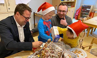 Der kommissarische Leiter der Kita Dehme Artur Atschkassow (2. v. r.) begrüßte Bürgermeister Lars Bökenkröger zum Adventsbesuch. Er half fleißig mit, das Lebkuchenhaus von Silas und Levin zu verzieren. - Nicole Sielermann Der kommissarische Leiter der Kita Dehme Artur Atschkassow (2. v. r.) begrüßte Bürgermeister Lars Bökenkröger zum Adventsbesuch. Er half fleißig mit, das Lebkuchenhaus von Silas und Levin zu verzieren. - Nicole Sielermann