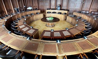 Im Großen Sitzungssaal des Rathauses tagt regelmäßig der Stadtrat. - Frank-Michael Kiel-Steinkamp Im Großen Sitzungssaal des Rathauses tagt regelmäßig der Stadtrat. - Frank-Michael Kiel-Steinkamp