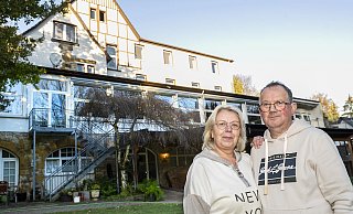 Anja und Wolfgang Sygusch konzentrieren sich künftig ausschließlich auf ihr Hotel in Bielefeld. Ein idyllischer Ort mitten im Teutoburger Wald. - Dieckmann-Fotodesign l Bielefeld Anja und Wolfgang Sygusch konzentrieren sich künftig ausschließlich auf ihr Hotel in Bielefeld. Ein idyllischer Ort mitten im Teutoburger Wald. - Dieckmann-Fotodesign l Bielefeld