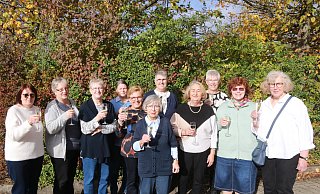 Stoßen mit einem Glas Sekt auf ein Wiedersehen an (v.l.n.r.): Annegret Semmling, Angelika Fehr, Ilse Lemburg, Monika Scheiding, Margit Rullkötter, Christiane Ehbrecht (damalige Lehrerin), Doris Aurich, Brigitte Weber, Cornelia Löhr, Rita Lenk und Heide-Marie Greife. - Claus Frickemeier Stoßen mit einem Glas Sekt auf ein Wiedersehen an (v.l.n.r.): Annegret Semmling, Angelika Fehr, Ilse Lemburg, Monika Scheiding, Margit Rullkötter, Christiane Ehbrecht (damalige Lehrerin), Doris Aurich, Brigitte Weber, Cornelia Löhr, Rita Lenk und Heide-Marie Greife. - Claus Frickemeier