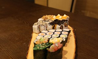Der Sushi-Meister vom Natsuumi hat seine Ware auf einem Holzbrett angerichtet. - Lena Kley Der Sushi-Meister vom Natsuumi hat seine Ware auf einem Holzbrett angerichtet. - Lena Kley