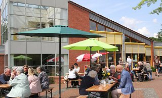 Auf der Sonnenterrasse des Spaziergänger-Cafés ließen sich viele Gäste Kaffee und Kuchen schmecken. - Klaus Frensing Auf der Sonnenterrasse des Spaziergänger-Cafés ließen sich viele Gäste Kaffee und Kuchen schmecken. - Klaus Frensing