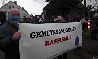In Höxter auf dem Wall haben sich zahlreiche Bürger zur Mahnwache gegen die AfD-Veranstaltung, die in der Stadthalle stattfindet, versammelt. - Burkhard Battran In Höxter auf dem Wall haben sich zahlreiche Bürger zur Mahnwache gegen die AfD-Veranstaltung, die in der Stadthalle stattfindet, versammelt. - Burkhard Battran