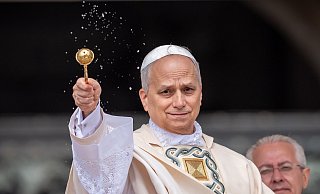Segen für die Menschen: Papst Leo. - Michael Kappeler/dpa Segen für die Menschen: Papst Leo. - Michael Kappeler/dpa