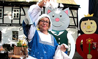 Lässt es schneien über Höxter: Marianne Fien spielt seit rund 15 Jahren die Frau Holle. So auch am kommenden Märchensonntag. - Burkhard Battran Lässt es schneien über Höxter: Marianne Fien spielt seit rund 15 Jahren die Frau Holle. So auch am kommenden Märchensonntag. - Burkhard Battran