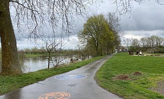 Zwischen dem Parkplatz auf der Rehmer Insel und dem "Alten Fährhaus" soll noch in diesem Jahr der zweite Bauabschnitt des Weserradweges fertig werden. - Nicole Sielermann Zwischen dem Parkplatz auf der Rehmer Insel und dem "Alten Fährhaus" soll noch in diesem Jahr der zweite Bauabschnitt des Weserradweges fertig werden. - Nicole Sielermann