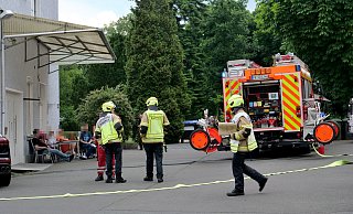 Drei Personen wurden mit Verdacht auf Rauchgasinhalation vom Rettungsdienst der Paderborner Feuerwehr behandelt. - Ralph Meyer Drei Personen wurden mit Verdacht auf Rauchgasinhalation vom Rettungsdienst der Paderborner Feuerwehr behandelt. - Ralph Meyer