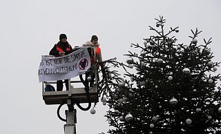 Ohne Spitze: Der Weihnachtsbaum vor dem Brandenburger Tor. - Paul Zinken/dpa Ohne Spitze: Der Weihnachtsbaum vor dem Brandenburger Tor. - Paul Zinken/dpa