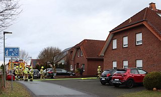 Über eine Steckleiter verschafften sich Feuerwehrkräfte Zugang zu einer verschlossenen Wohnung im rückwärtigen Bereich. In der Wohnung sorgte angebranntes Essen auf dem Herd für eine Rauchentwicklung und sorgte so für den Einsatz der Feuerwehr. - Feuerwehr Über eine Steckleiter verschafften sich Feuerwehrkräfte Zugang zu einer verschlossenen Wohnung im rückwärtigen Bereich. In der Wohnung sorgte angebranntes Essen auf dem Herd für eine Rauchentwicklung und sorgte so für den Einsatz der Feuerwehr. - Feuerwehr
