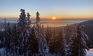 Schneelandschaft mit Aussicht: Oben auf Grouse Mountain, einem Berg in Nord Vancouver, können Besucher neben Skifahren und Schlittschuhlaufen auch den Ausblick über verschneite Tannen, die Stadt und das Meer genießen. Beim Sonnenuntergang über den Wolken verwandelt sich das Skigebiet in ein Winter Wunderland aus dem Bilderbuch. - Lara Hus Schneelandschaft mit Aussicht: Oben auf Grouse Mountain, einem Berg in Nord Vancouver, können Besucher neben Skifahren und Schlittschuhlaufen auch den Ausblick über verschneite Tannen, die Stadt und das Meer genießen. Beim Sonnenuntergang über den Wolken verwandelt sich das Skigebiet in ein Winter Wunderland aus dem Bilderbuch. - Lara Hus