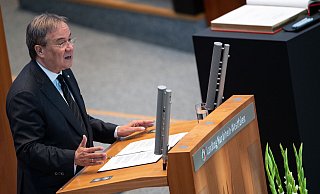 Armin Laschet spricht während einer Gedenkstunde für die Opfer der Hochwasserkatastrophe im Landtag. - picture alliance/dpa Armin Laschet spricht während einer Gedenkstunde für die Opfer der Hochwasserkatastrophe im Landtag. - picture alliance/dpa