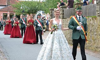 Majestäten im Sonnenschein: Das Königspaar Claudia und Michael Böhler war mit seinem Hofstaat der strahlende Mittelpunkt beim Fest der Feste im Nethedorf. - Silke Riethmüller Majestäten im Sonnenschein: Das Königspaar Claudia und Michael Böhler war mit seinem Hofstaat der strahlende Mittelpunkt beim Fest der Feste im Nethedorf. - Silke Riethmüller