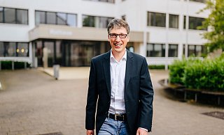 Bürgermeister Martin Hoffmann (SPD) trifft sich zum Interview mit der Redaktion im Leopoldshöher Rathaus. Als amtierender Bürgermeister eine naheliegende Wahl, zumal es dort in den Schulferien ruhiger ist als zu Hause mit den Kindern, sagt er. - BESIM MAZHIQI Bürgermeister Martin Hoffmann (SPD) trifft sich zum Interview mit der Redaktion im Leopoldshöher Rathaus. Als amtierender Bürgermeister eine naheliegende Wahl, zumal es dort in den Schulferien ruhiger ist als zu Hause mit den Kindern, sagt er. - BESIM MAZHIQI