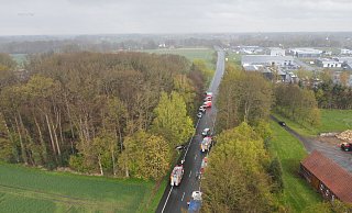 Eine Drohne der Feuerwehr suchte Insassen, die sich zunächst von der Unfallstelle auf der B239 entfernten. - Feuerwehr Espelkamp Eine Drohne der Feuerwehr suchte Insassen, die sich zunächst von der Unfallstelle auf der B239 entfernten. - Feuerwehr Espelkamp