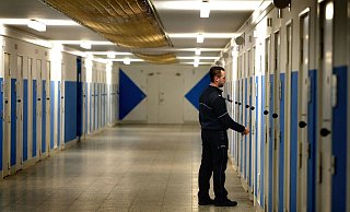 Ein Beamter der Justizvollzugsanstalt Bielefeld-Brackwede öffnet eine Gefängniszelle. Bei Durchsuchungen der Haftzellen fanden die Beamten 274 verschreibungspflichtige Psychopharmaka. Ein Beamter der Justizvollzugsanstalt Bielefeld-Brackwede öffnet eine Gefängniszelle. Bei Durchsuchungen der Haftzellen fanden die Beamten 274 verschreibungspflichtige Psychopharmaka.