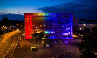 Pünktlich zum Anpfiff des EM-Spiels in München erstrahlte das Theater Gütersloh in Regenbogenfarben. - Kai Uwe Oesterhelweg Pünktlich zum Anpfiff des EM-Spiels in München erstrahlte das Theater Gütersloh in Regenbogenfarben. - Kai Uwe Oesterhelweg
