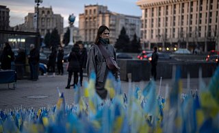 Eine Frau betrachtet die ukrainischen Flaggen, die zum Gedenken an die Gefallenen des Krieges in der Nähe des Kiewer Maidan-Platzes aufgestellt wurden. - Daniel Cole/AP/dpa Eine Frau betrachtet die ukrainischen Flaggen, die zum Gedenken an die Gefallenen des Krieges in der Nähe des Kiewer Maidan-Platzes aufgestellt wurden. - Daniel Cole/AP/dpa