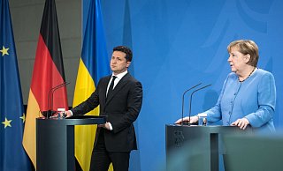 Wolodymyr Selenskyi, Präsident der Ukraine, und Bundeskanzlerin Angela Merkel (CDU) geben vor ihrem Gespräch ein Pressestatement. - Foto: Stefanie Loos/AFP POOL/dpa Wolodymyr Selenskyi, Präsident der Ukraine, und Bundeskanzlerin Angela Merkel (CDU) geben vor ihrem Gespräch ein Pressestatement. - Foto: Stefanie Loos/AFP POOL/dpa