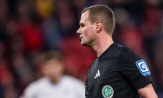Nach der Premiere durch Schiedsrichter Robin Braun soll es Durchsagen für die Fans auch im Pokal geben. - Marius Becker/dpa Nach der Premiere durch Schiedsrichter Robin Braun soll es Durchsagen für die Fans auch im Pokal geben. - Marius Becker/dpa