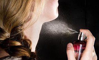 Auch Parfüm und Kosmetik-Produkte werden zunehmend online gekauft, darauf reagieren die Marktteilnehmer. - picture alliance / dpa Themendienst Auch Parfüm und Kosmetik-Produkte werden zunehmend online gekauft, darauf reagieren die Marktteilnehmer. - picture alliance / dpa Themendienst