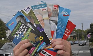 Bei der Vielfalt an Parteien verliert man schnell den Überblick. In den Flyer der Parteien sind die wichtigsten Punkte der Wahlprogramm nochmal zusammengefasst. - Julia Stratmann Bei der Vielfalt an Parteien verliert man schnell den Überblick. In den Flyer der Parteien sind die wichtigsten Punkte der Wahlprogramm nochmal zusammengefasst. - Julia Stratmann