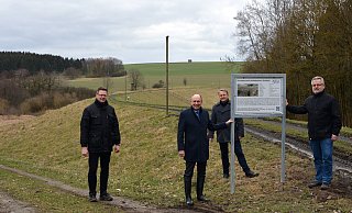 Am Hochwasserrückhaltebecken Sudheim, südlich von Lichtenau, stellt der Wasserverband die erste von 14 Info-Tafel auf. - Kreis Paderborn Am Hochwasserrückhaltebecken Sudheim, südlich von Lichtenau, stellt der Wasserverband die erste von 14 Info-Tafel auf. - Kreis Paderborn