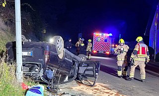 Der Opel Astra des 55-Jährigen prallte in die Böschung, überschlug sich und blieb unter einer Laterne auf auf dem Dach liegen. - Ralph Meyer Der Opel Astra des 55-Jährigen prallte in die Böschung, überschlug sich und blieb unter einer Laterne auf auf dem Dach liegen. - Ralph Meyer