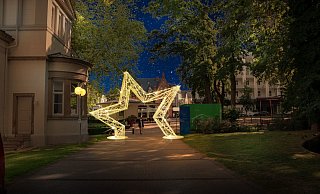 Ein leuchtendes "Sternentor" soll zum Weihnachtsmarkt den Eingang zum Kurpark markieren. - KM Concept Ein leuchtendes "Sternentor" soll zum Weihnachtsmarkt den Eingang zum Kurpark markieren. - KM Concept