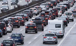 Autos stehen auf einer Autobahn im Stau. Der ADAC warnt zu Weihnachten vor viel Verkehr an den Hauptreisetagen. - Marijan Murat/dpa Autos stehen auf einer Autobahn im Stau. Der ADAC warnt zu Weihnachten vor viel Verkehr an den Hauptreisetagen. - Marijan Murat/dpa
