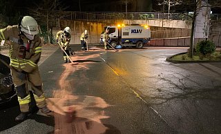 Über Stunden waren die Einsatzkräfte damit beschäftigt, ausgelaufenen Stoffe abzubinden und die Straße zu reinigen. - FW Warburg Über Stunden waren die Einsatzkräfte damit beschäftigt, ausgelaufenen Stoffe abzubinden und die Straße zu reinigen. - FW Warburg