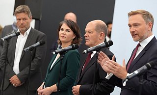 Robert Habeck, Annalena Baerbock, Olaf Scholz und Christian Lindner: Wird der Koalitionsvertrag am Mittwoch vorgelegt?. - Foto: Kay Nietfeld/dpa Robert Habeck, Annalena Baerbock, Olaf Scholz und Christian Lindner: Wird der Koalitionsvertrag am Mittwoch vorgelegt?. - Foto: Kay Nietfeld/dpa