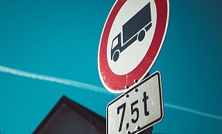 Anwohner in Mastbruch beklagen starken Lkw-Verkehr. - Unsplash (Symbolbild) Anwohner in Mastbruch beklagen starken Lkw-Verkehr. - Unsplash (Symbolbild)