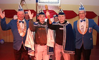 Premiere bei der Prinzenproklamation in Scharmede: Präsident Raimund Schlüter (l.) und der Vorsitzende Markus Baurichter (r.) präsentieren mit Phil, dem Redseligen (Clenaghan), und Felix, dem Glücklichen (Dedores), erstmals ein männliches Prinzenpaar. - Johannes Büttner Premiere bei der Prinzenproklamation in Scharmede: Präsident Raimund Schlüter (l.) und der Vorsitzende Markus Baurichter (r.) präsentieren mit Phil, dem Redseligen (Clenaghan), und Felix, dem Glücklichen (Dedores), erstmals ein männliches Prinzenpaar. - Johannes Büttner