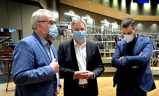 Völlig bedient: Henning Schulz mit den CDU-Parteikollegen Heiner Kollmeyer (l.) und Ischo Can (r.). „Vielleicht öffnet sich ein anderes Tor“, sagte der abgewählte Bürgermeister. - Andreas Frücht Völlig bedient: Henning Schulz mit den CDU-Parteikollegen Heiner Kollmeyer (l.) und Ischo Can (r.). „Vielleicht öffnet sich ein anderes Tor“, sagte der abgewählte Bürgermeister. - Andreas Frücht