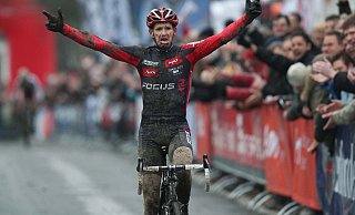 Der Augenblick des Triumphes: Der Herforder Malte Urban überquert im Jahre 2008 als Deutscher Meister im Rad-Cross beim Heimspiel auf dem Langenberg emotional angefasst die Ziellinie. - Roth Der Augenblick des Triumphes: Der Herforder Malte Urban überquert im Jahre 2008 als Deutscher Meister im Rad-Cross beim Heimspiel auf dem Langenberg emotional angefasst die Ziellinie. - Roth