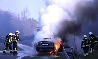 Der Wagen auf der A33 geriet in Brand, die drei Insassen konnten das Fahrzeug unverletzt verlassen. - Patrick Menzel Der Wagen auf der A33 geriet in Brand, die drei Insassen konnten das Fahrzeug unverletzt verlassen. - Patrick Menzel